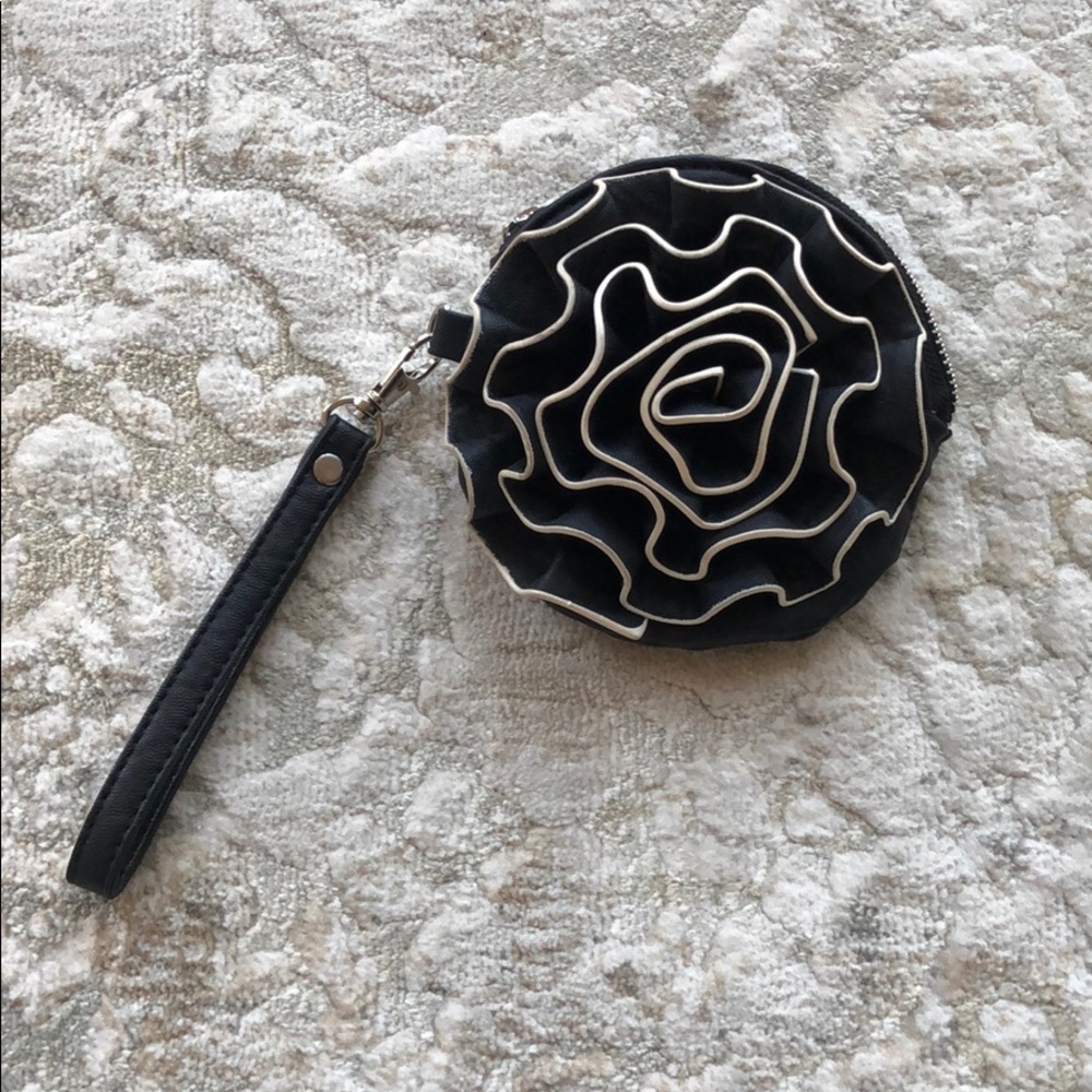 Adorable Flower Wristlet/Clutch!